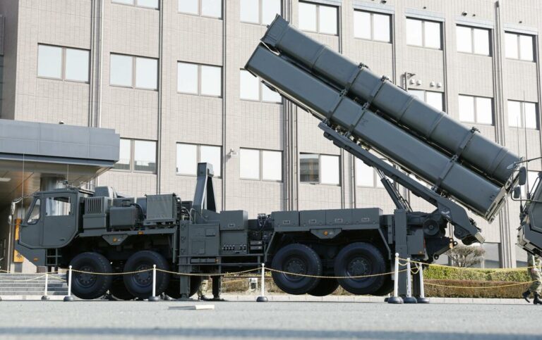 Des lanceurs de missiles à longue portée présentés dans le sud-ouest du Japon avant leur déploiement