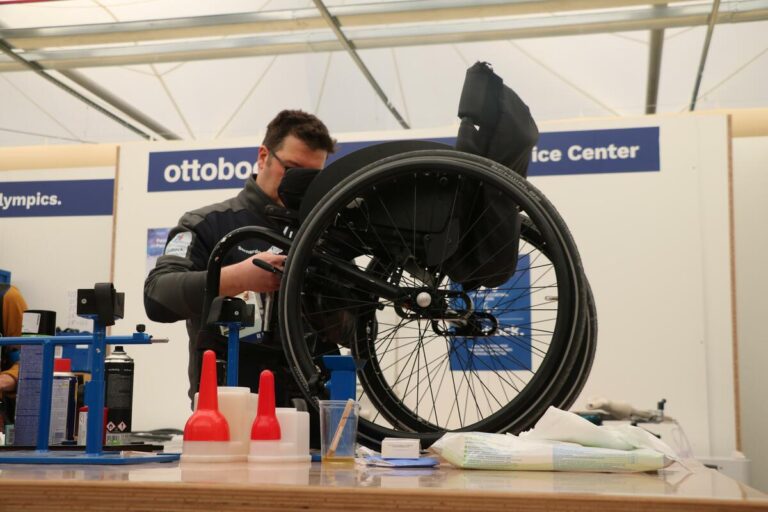 Des stations de réparation d’équipement aident les para-athlètes à concourir au sommet