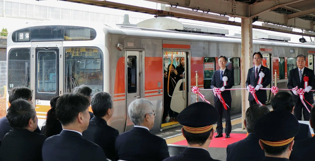 Le train d'observation du mont Fuji destiné aux touristes entrants entre en service