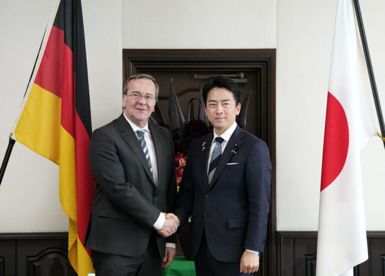 Les ministres de la Défense du Japon et de l'Allemagne discutent d'un éventuel nouvel accord pour approfondir leurs relations