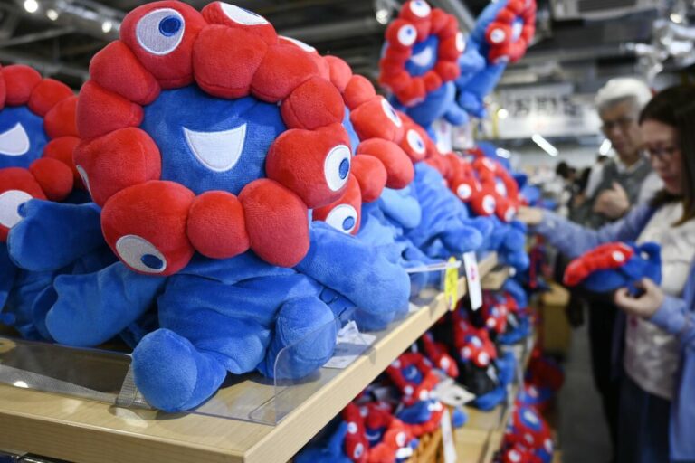 Les produits de la mascotte populaire de l'exposition d'Osaka resteront sur les étagères jusqu'en mars 2028