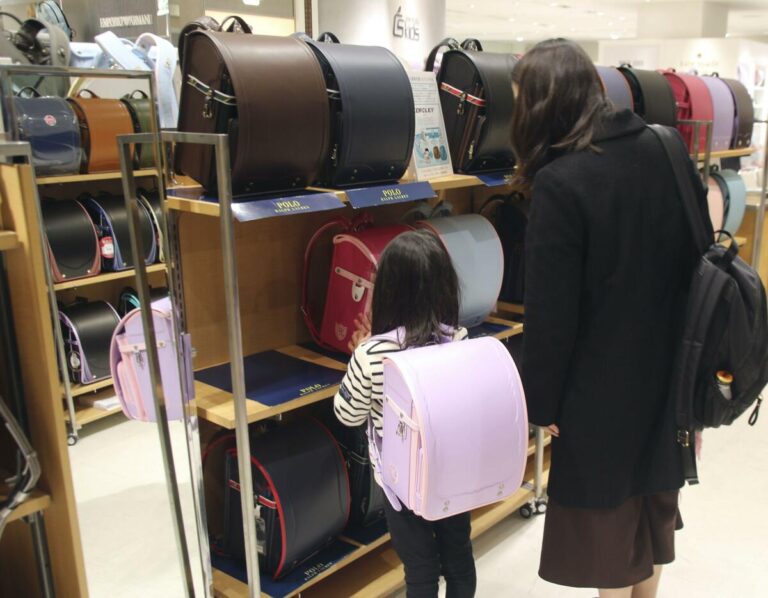 Les ventes de sacs à dos scolaires au Japon commencent tôt, les prix continuent d'augmenter
