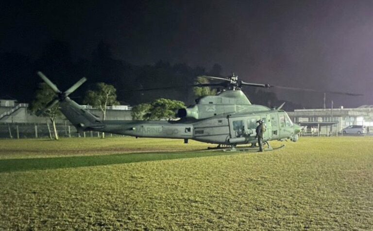 Un hélicoptère américain atterrit sur le terrain de baseball d'Okinawa pendant un entraînement des jeunes