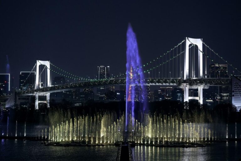 Une immense fontaine ouvre ses portes sur le front de mer de la baie de Tokyo et deviendra un nouveau monument