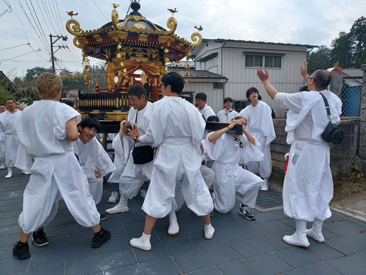 Une ville japonaise se tourne vers les étudiants internationaux en pleine crise des rituels des sanctuaires