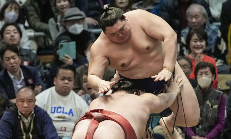 Yokozuna Onosato subit une 2e défaite consécutive, Aonishiki également battu