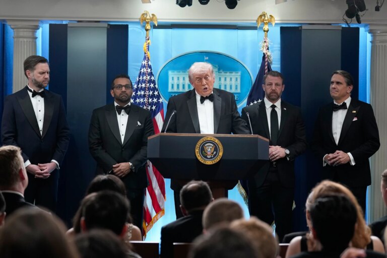 Coups de feu tirés alors qu'un homme armé chargeait vers la salle de bal lors du dîner des correspondants de la Maison Blanche. Trump indemne