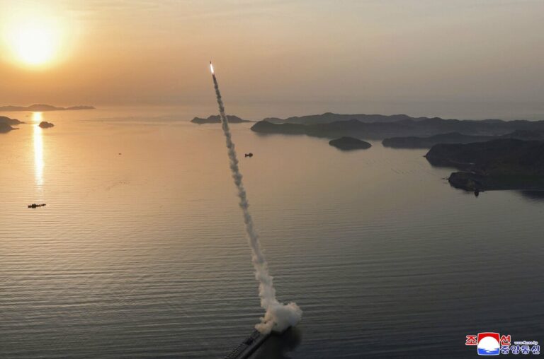 La Corée du Nord dit avoir testé des missiles balistiques améliorés avec des armes à sous-munitions