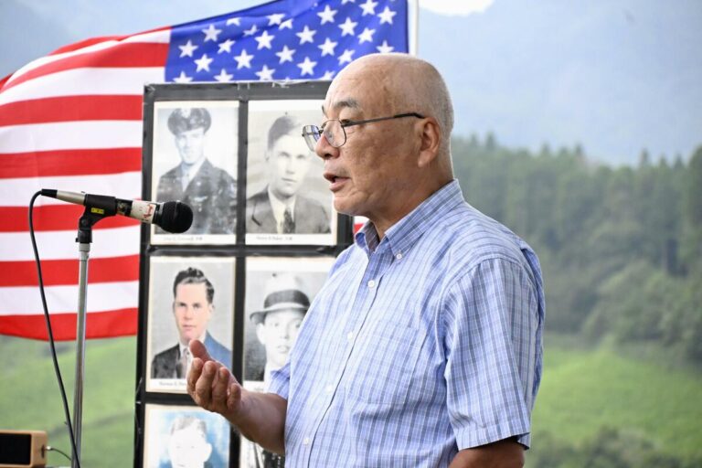 La découverte d'une montagne mène à un accident oublié de la Seconde Guerre mondiale et relie des familles américaines et japonaises