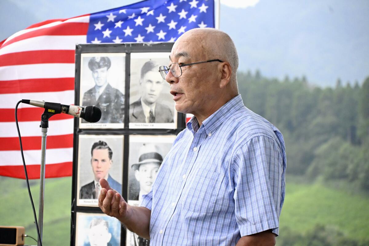 El descubrimiento de una montaña conduce a un accidente olvidado de la Segunda Guerra Mundial y conecta a familias estadounidenses y japonesas.