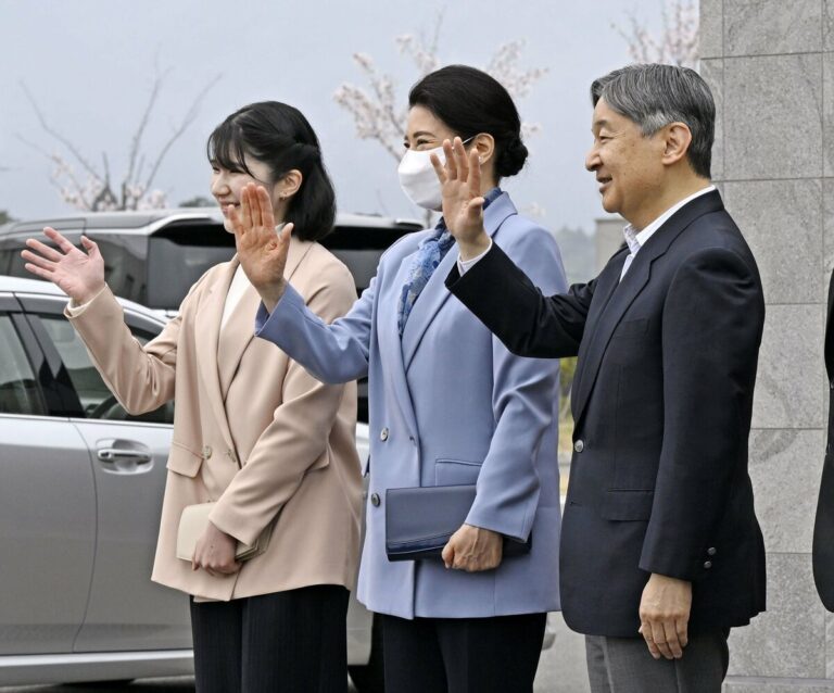 La famille impériale du Japon rencontre ses enfants à Fukushima le deuxième jour de son voyage