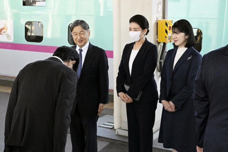 La famille impériale du Japon se rend à Fukushima pour inspecter les efforts de reconstruction