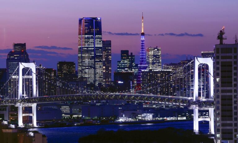 La tour de Tokyo s'illumine en bleu pour marquer la Journée mondiale de sensibilisation à l'autisme