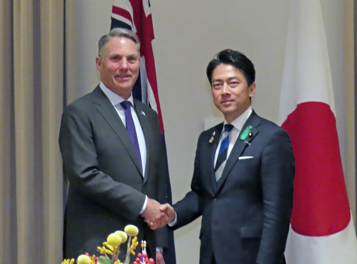 Japão e Austrália assinam contratos para a entrega das três primeiras fragatas planejadas.