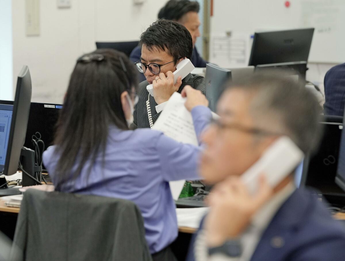 El Nikkei superó los 60.000 puntos por primera vez, pero cerró a la baja por la mañana.