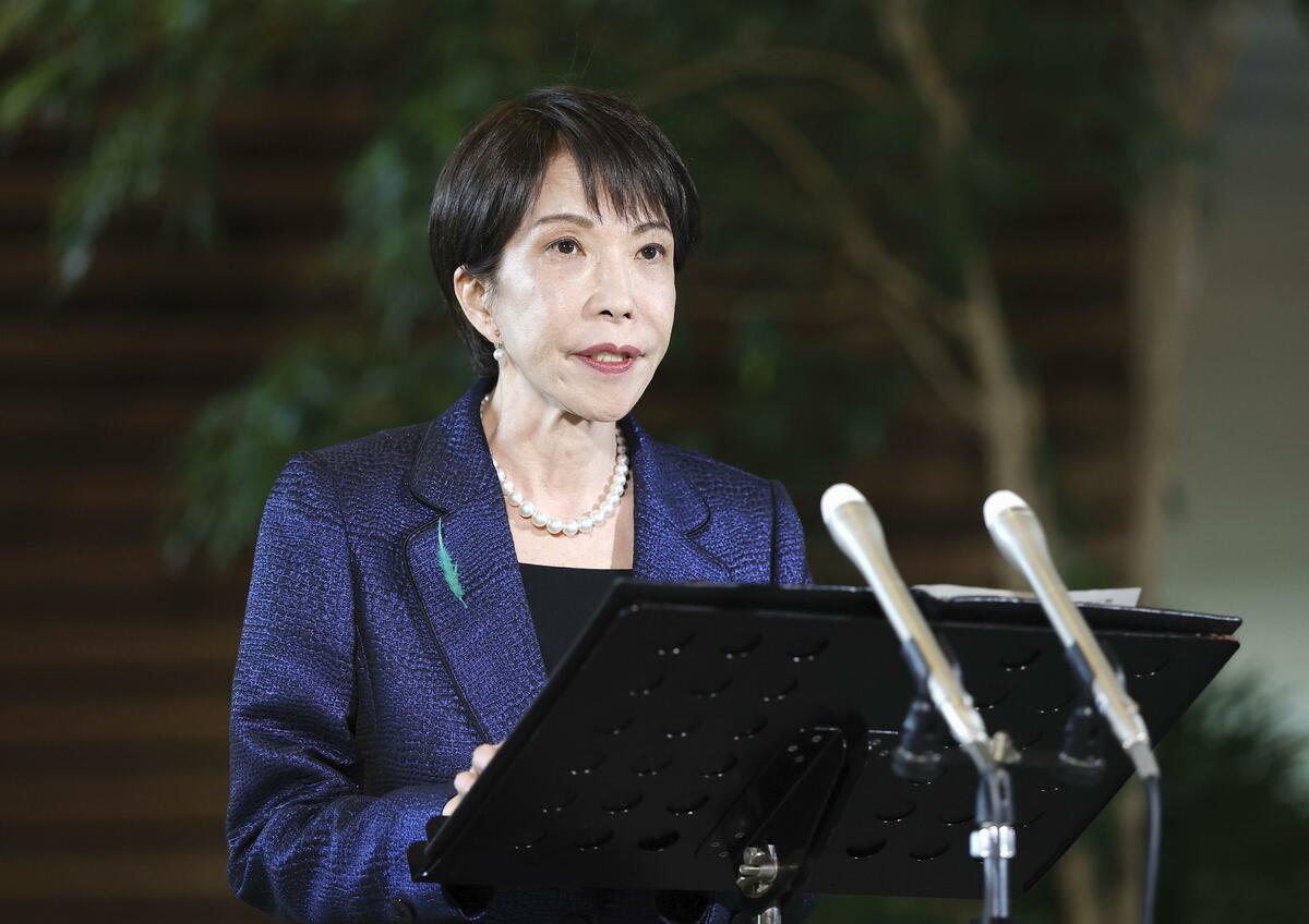 El primer ministro japonés promete 10 millones de dólares en ayuda financiera a Asia para combatir la escasez de petróleo.