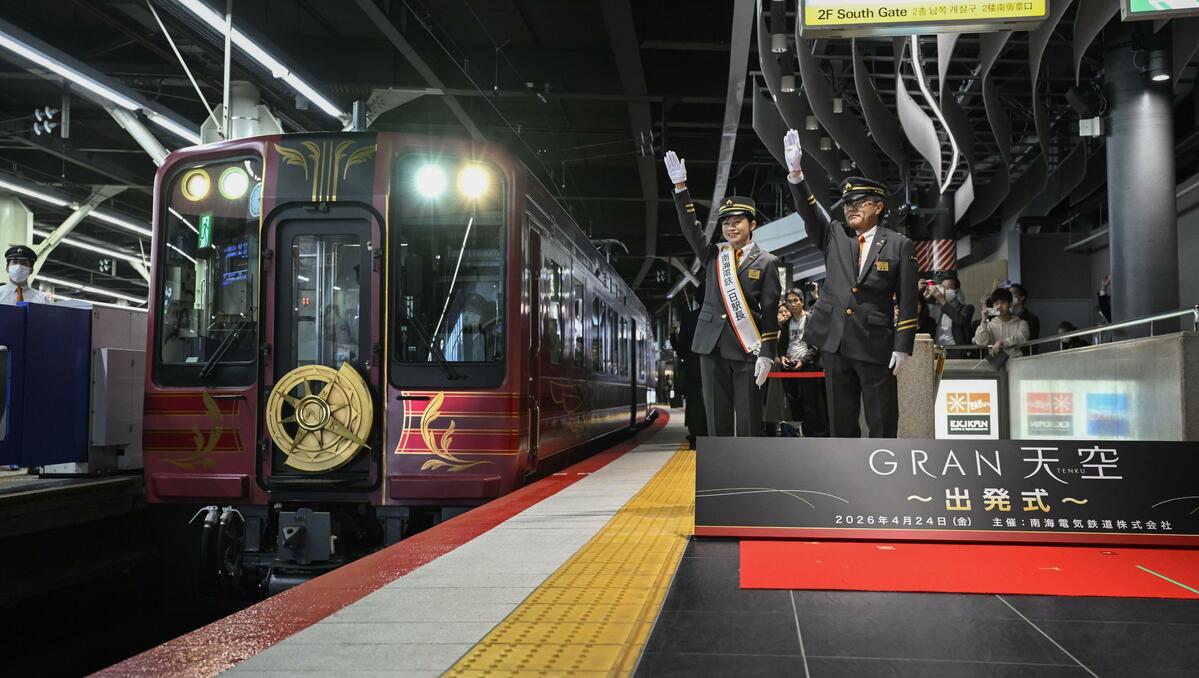 El tren turístico Gran Tenku entra en servicio, conectando Osaka con el monte Koya.