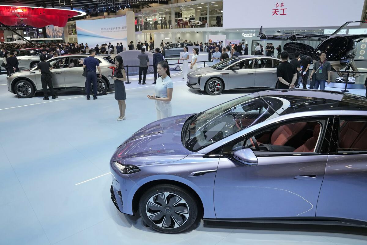 Los fabricantes de automóviles están presentando nuevos vehículos eléctricos y aplicaciones de inteligencia artificial en el Salón del Automóvil de Pekín.