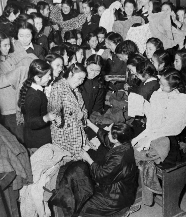 Les documents historiques montrent le rôle des Américains d'origine japonaise dans les efforts de secours d'après-guerre