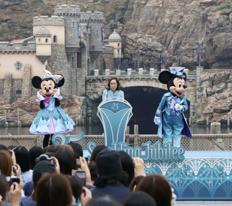 Tokyo DisneySea donne le coup d'envoi de l'événement du 25e anniversaire en plongeant le parc en bleu