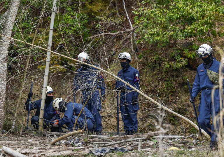 Un homme a été mandaté pour meurtre après la découverte du corps de son beau-fils après trois semaines de fouilles
