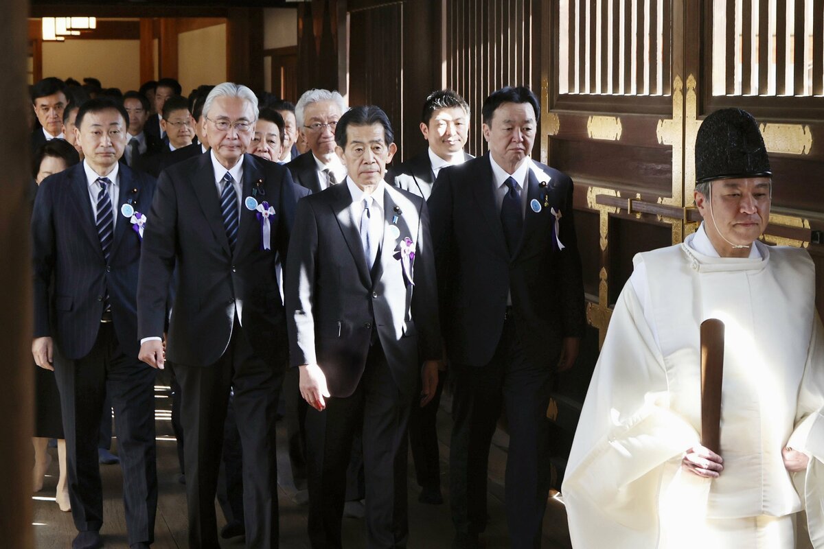 Um grupo multipartidário de 120 parlamentares japoneses visita o Santuário Yasukuni, relacionado à guerra.