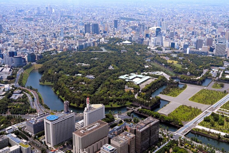 Une chaîne haut de gamme de Tokyo choisie pour servir du café dans les jardins impériaux