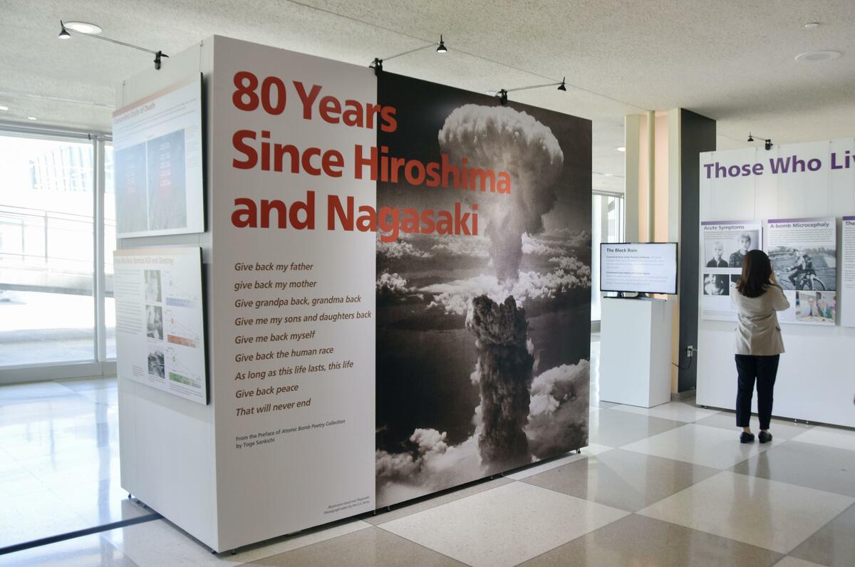 Uma exposição sobre a bomba atômica é inaugurada na sede da ONU durante a reunião do TNP (Tratado de Não Proliferação Nuclear).