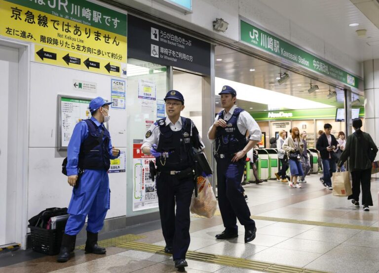 Tre persone sono state ricoverate in ospedale dopo che è stato rilevato un odore insolito all'interno di un treno JR vicino a Tokyo.