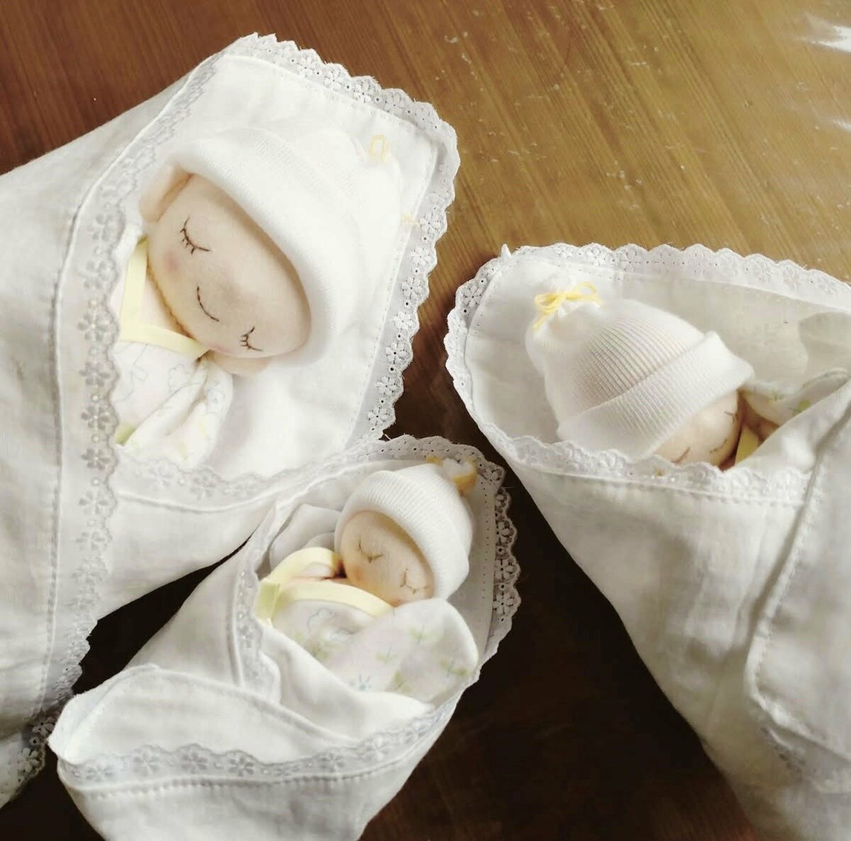 En Japón, los estudiantes están confeccionando "vestidos de ángel" para familias que se enfrentan a la pérdida de un bebé al nacer.