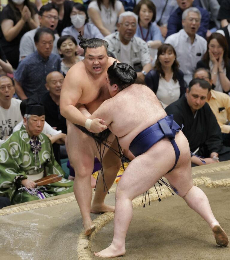 Gonoyama derrota al ozeki de Kirishima y crea un triple empate por el liderato.