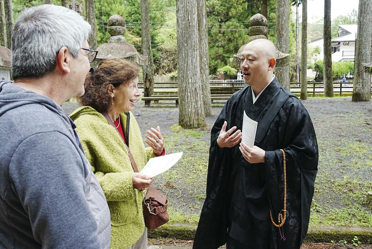 Le temple principal du mont Koya exhorte les visiteurs estivaux à éviter de révéler leurs vêtements