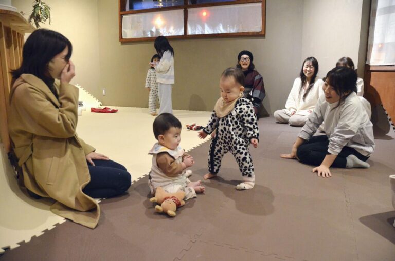 Les « cafés qui pleurent » au Japon offrent un refuge aux mères épuisées