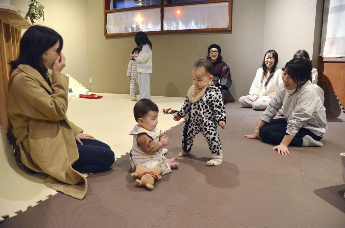 Les « cafés qui pleurent » au Japon offrent un refuge aux mères épuisées