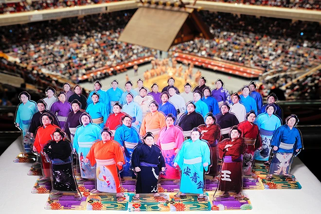 SUMO/ Des fans charmés par des lutteurs vêtus de kimono d'été personnalisés
