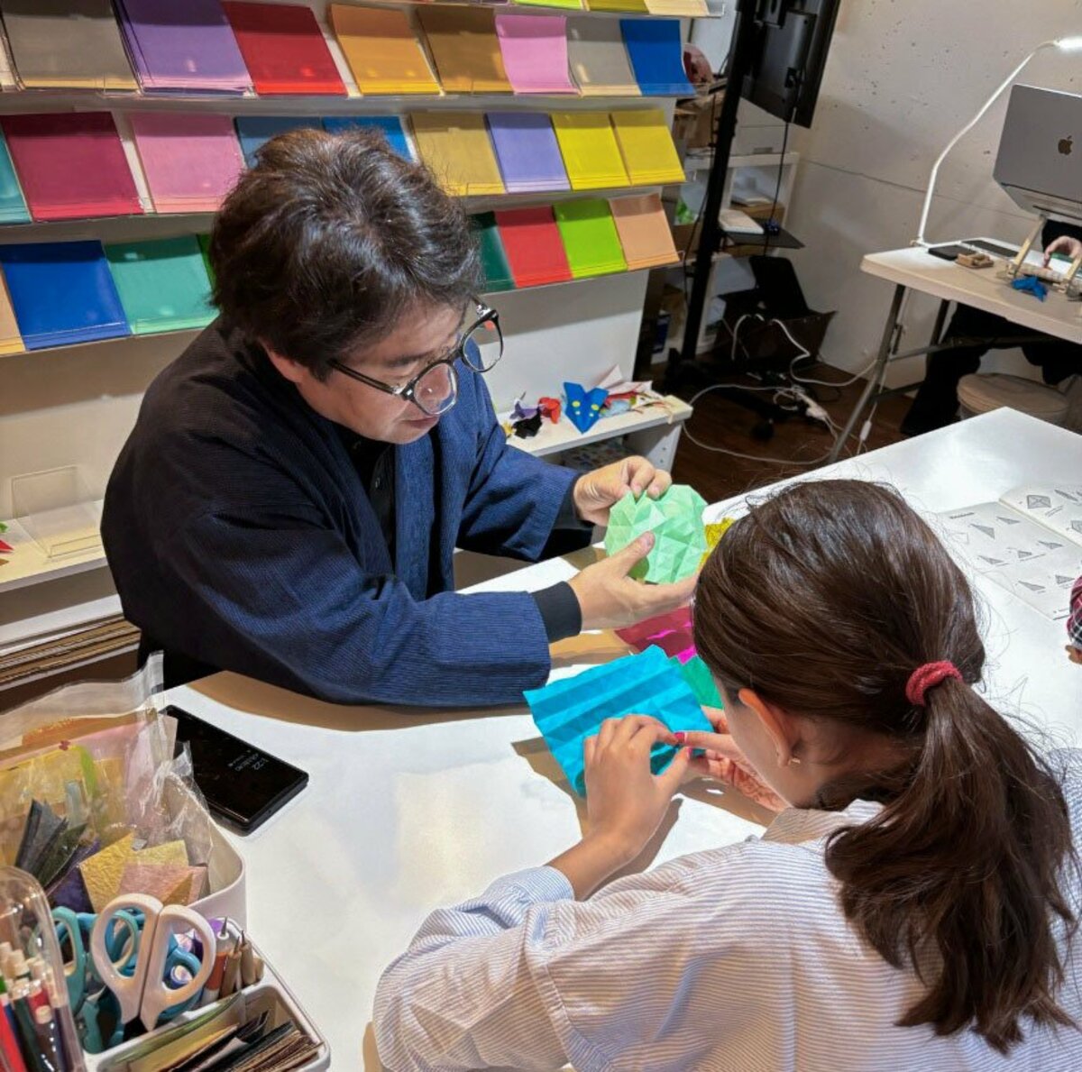 Un artiste d'origami crée une entreprise internationale à partir de papier plié