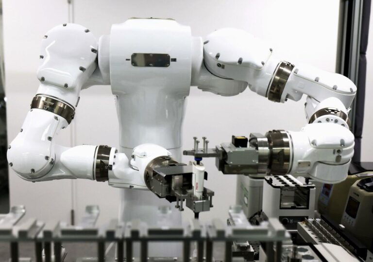 Apre un laboratorio senza personale, dove i robot sono al lavoro e i ricercatori spingono al limite le frontiere dell'intelligenza artificiale e dell'automazione.
