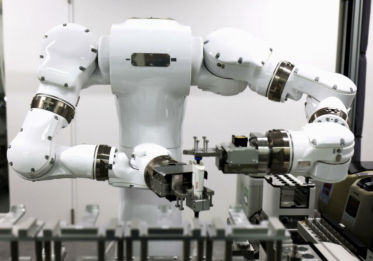 Un laboratoire sans pilote s'ouvre avec des robots au travail alors que les chercheurs poussent l'IA et l'automatisation