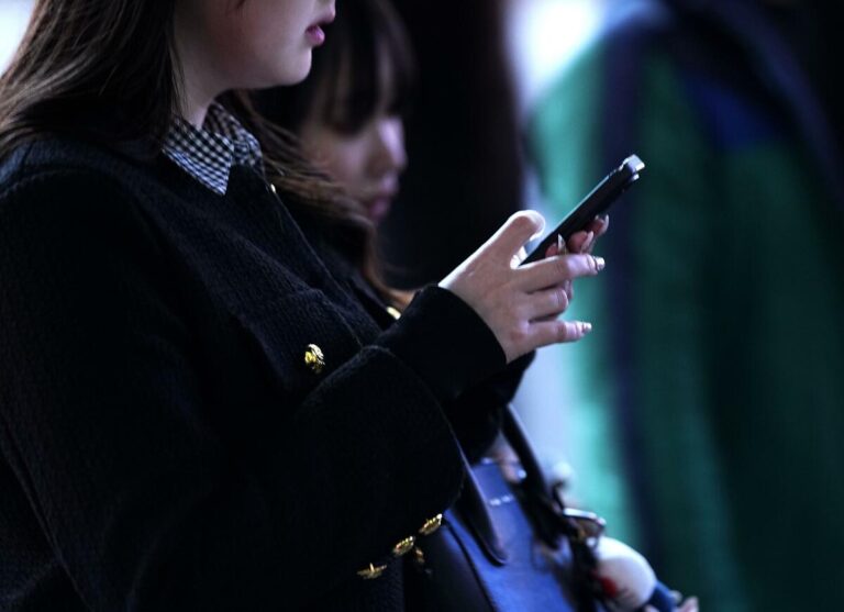 Une dépendance aux réseaux sociaux suspectée chez 7 % des adolescents japonais : enquête