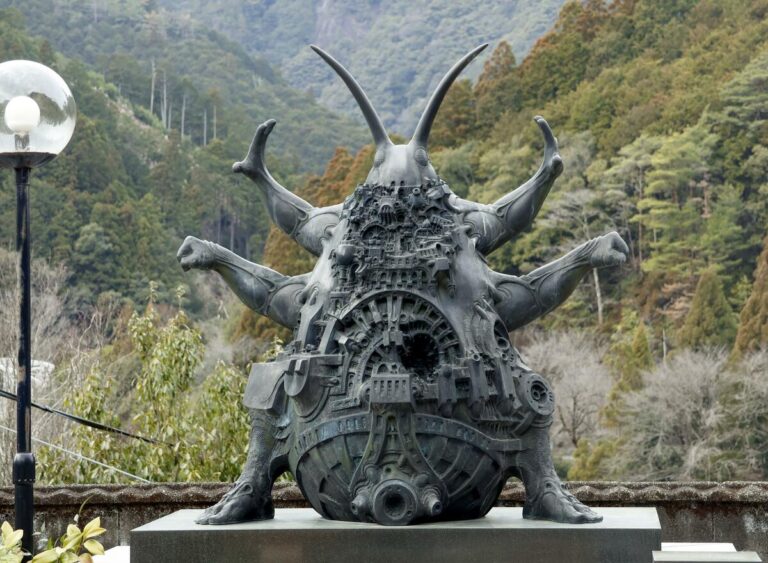 Una estatua gigante de una cucaracha insufla nueva vida al decadente pueblo de Nara.
