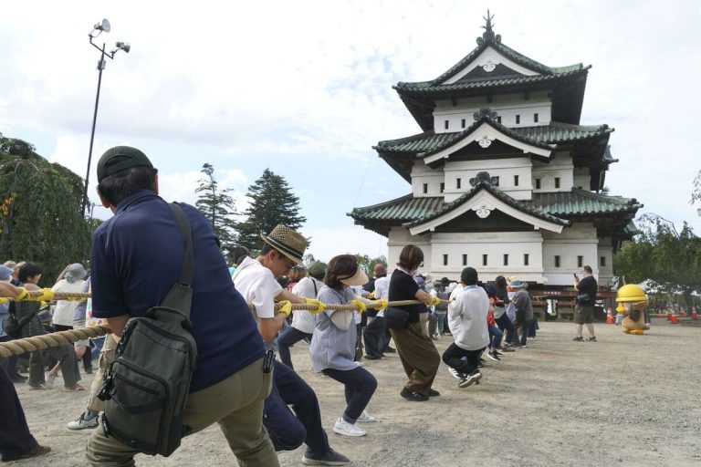 1 000 personnes aident à remorquer le donjon de 400 tonnes du château de Hirosaki plus près de sa position d'origine 3 1 000 personnes aident à remorquer le donjon de 400 tonnes du château de Hirosaki plus près de sa position d'origine
