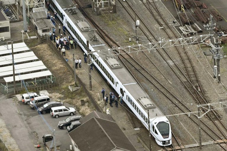 4 travailleurs meurent après avoir été heurtés par un train express au nord de Tokyo 3 4 travailleurs meurent après avoir été heurtés par un train express au nord de Tokyo