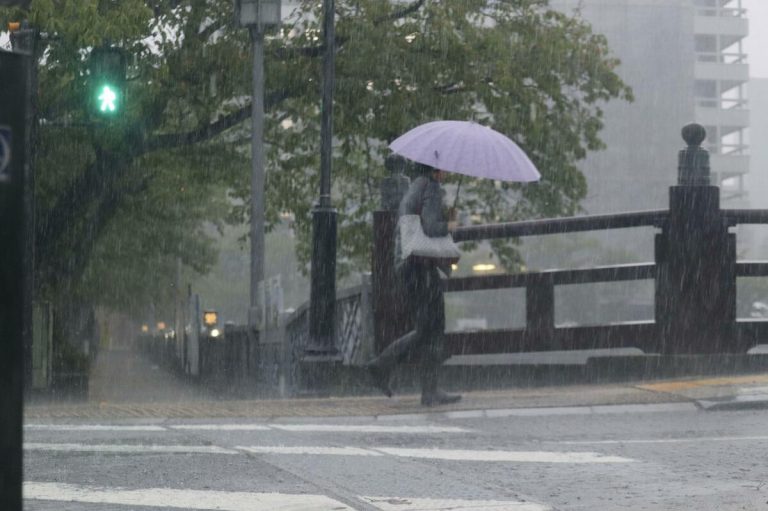 Avertissement de fortes pluies le plus élevé émis à Fukui, dans le centre du Japon, des glissements de terrain ont été signalés 7 Avertissement de fortes pluies le plus élevé émis à Fukui, dans le centre du Japon, des glissements de terrain ont été signalés