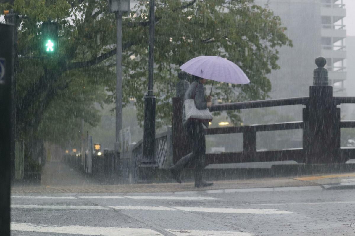 Avertissement de fortes pluies le plus élevé émis à Fukui, dans le centre du Japon, des glissements de terrain ont été signalés