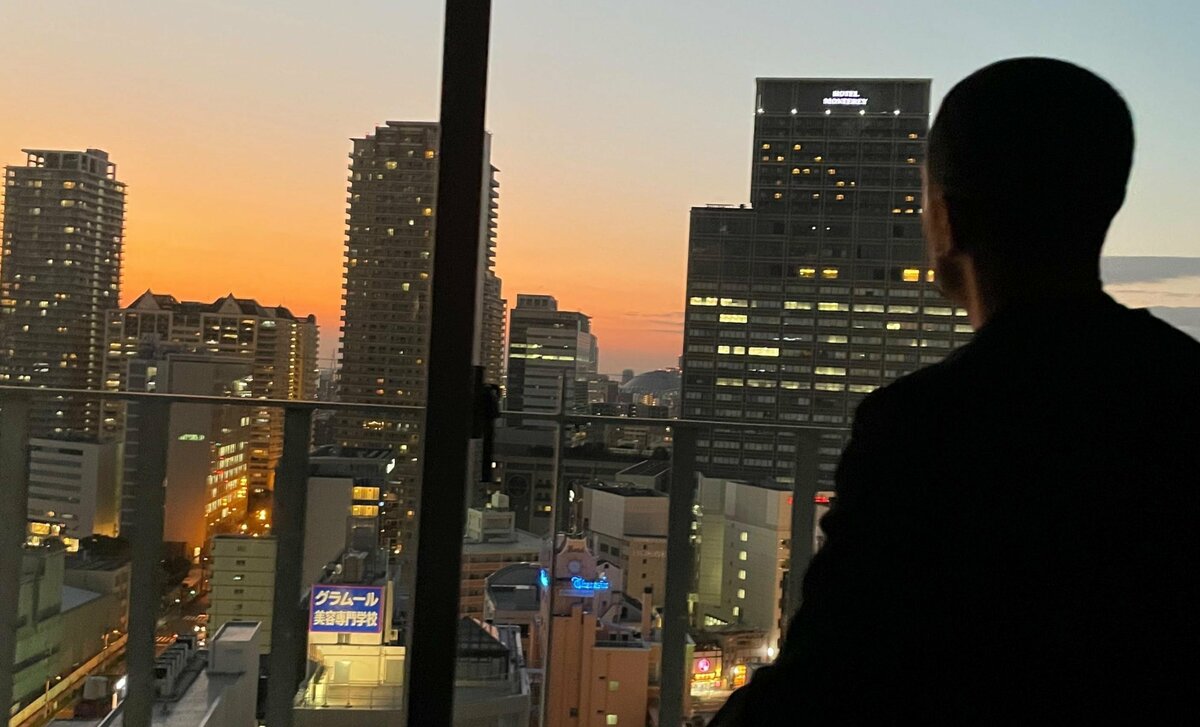 DOSSIER : Les entrepreneurs étrangers au Japon durement touchés par les modifications de la loi sur les visas, certains partent