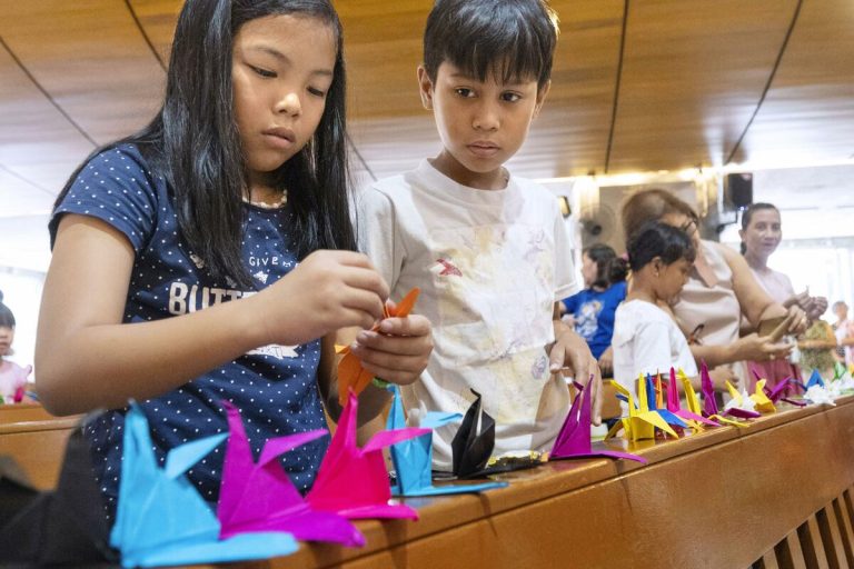 DOSSIER : Une jeune fille victime de la bombe atomique d'Hiroshima incite les enfants philippins à plier les grues de la paix
