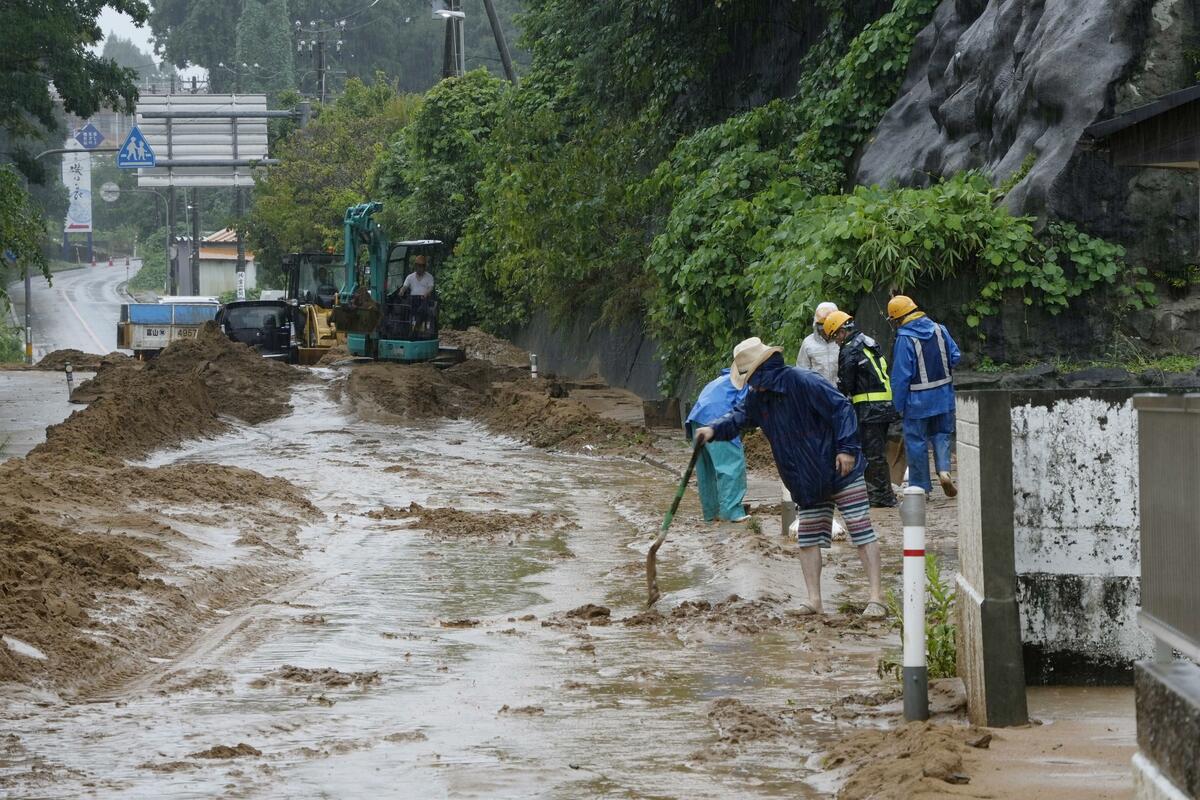 De fortes pluies frappent le centre du Japon, provoquant des glissements de terrain et des inondations