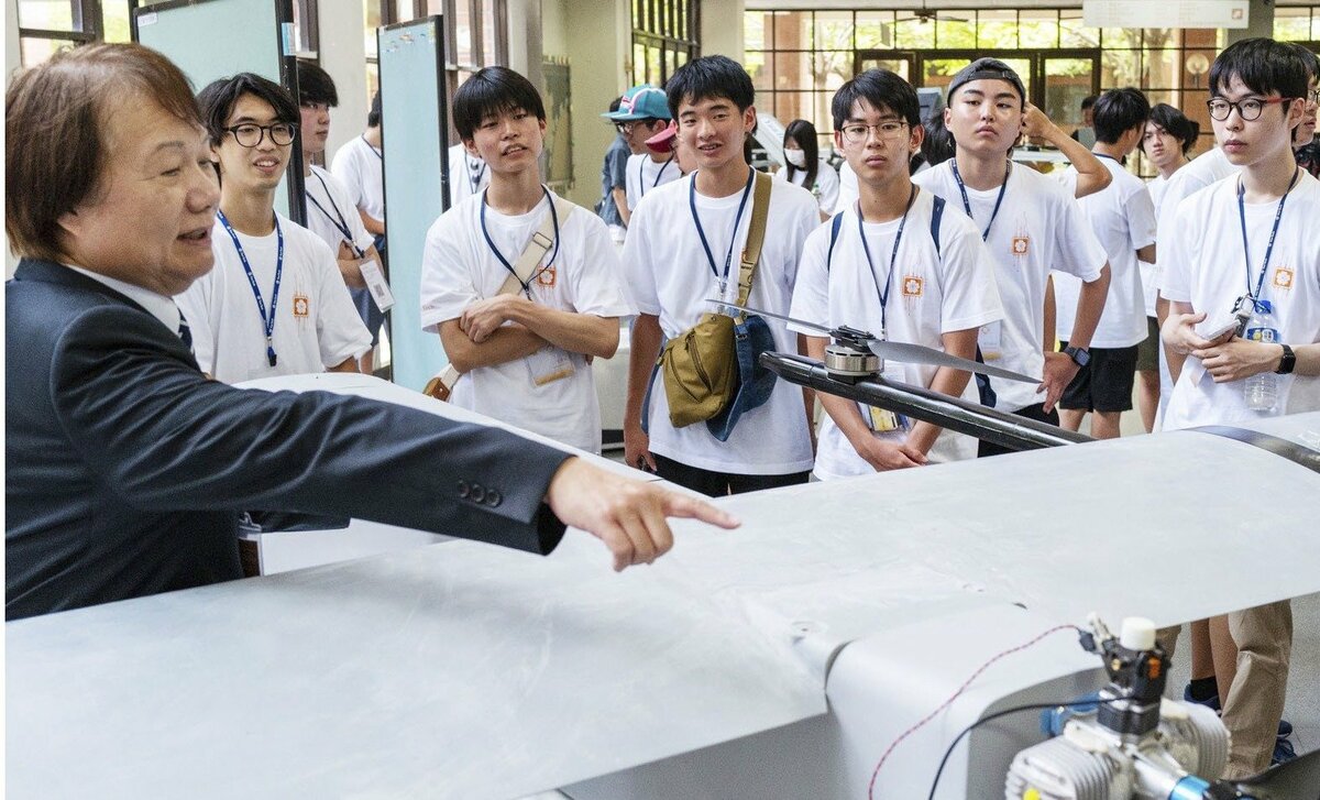Des adolescents japonais découvrent l'industrie des puces à Taiwan lors d'un camp d'été