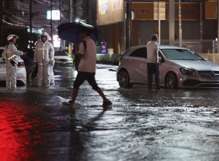Inondations dans la préfecture de Chiba. fait au moins 8 morts, paralyse les transports