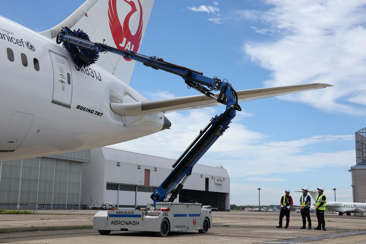 JAL va introduire un robot de lavage d'avions à l'aéroport près de Tokyo